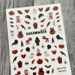 Puede incluir: Hoja de pegatinas de nail art con temática de Halloween. Las pegatinas presentan calabazas, gatos, murciélagos, fantasmas, corazones, calaveras y otros diseños espeluznantes en naranja, negro y blanco. La palabra "HALLOWEEN" está impresa en negro. Las pegatinas están etiquetadas como "MS-C197 nail art."