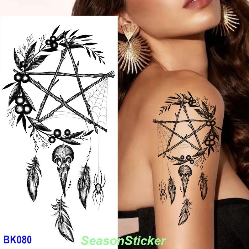 Pu&ograve; includere: Disegno di tatuaggio temporaneo in bianco e nero con un pentacolo, un ragno, piume e un teschio. Il disegno &egrave; circondato da foglie e bacche.