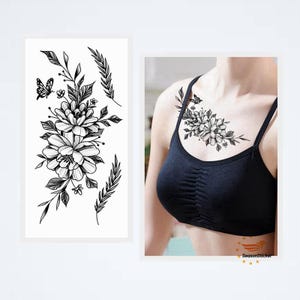 Op de afbeelding: Zwart-witte tijdelijke tattoo met een bloemenontwerp en een vlinder. De tattoo is te zien op de borst van een persoon.