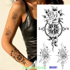 Pu&ograve; includere: Foglio di tatuaggio temporaneo in bianco e nero con tre disegni. I disegni includono una bussola con una rosa, una corona con forme geometriche e una corona con forme geometriche e un fiore.