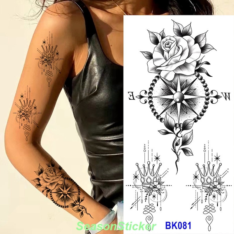 Pu&ograve; includere: Foglio di tatuaggio temporaneo in bianco e nero con tre disegni. I disegni includono una bussola con una rosa, una corona con forme geometriche e una corona con forme geometriche e un fiore.