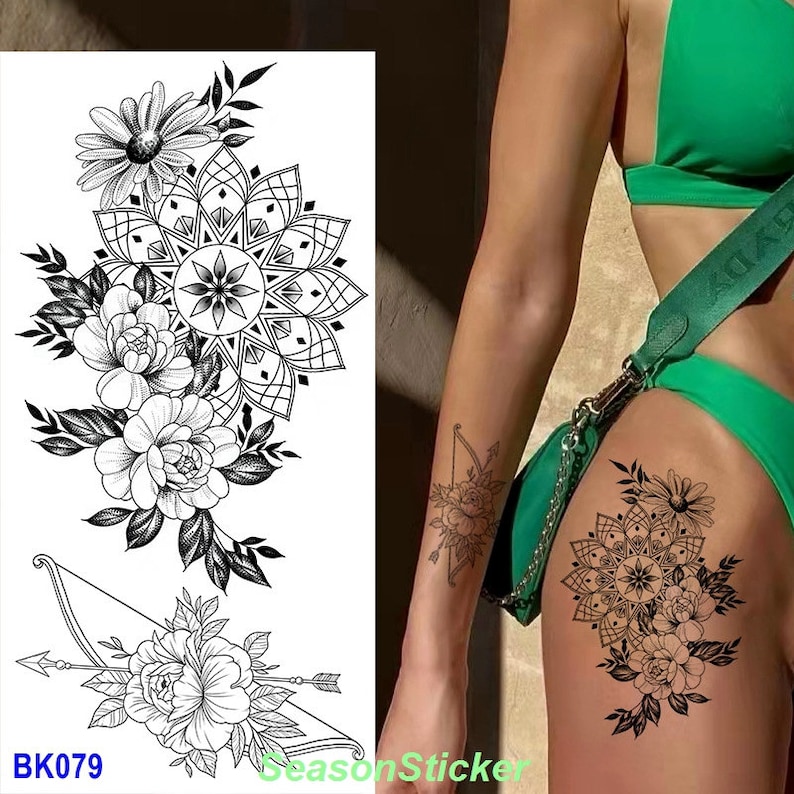 Pu&ograve; includere: Tatuaggio temporaneo in bianco e nero con un design a mandala, fiori e una freccia. Il tatuaggio &egrave; mostrato sul braccio e sulla coscia di una persona.
