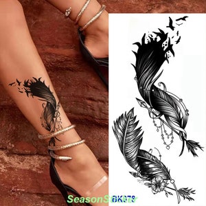 Pu&ograve; includere: Tatuaggio temporaneo in bianco e nero con due grandi piume con dettagli intricati, una con una piccola freccia e l'altra con un motivo floreale. Le piume sono circondate da piccoli uccelli e una catena di cuori.