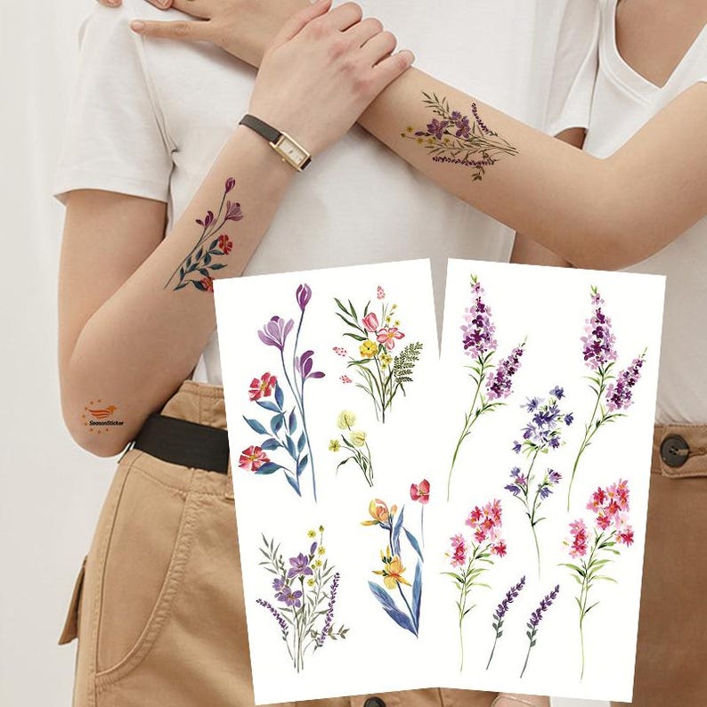Puede incluir: Tatuajes florales temporales con diversos dise&ntilde;os de flores coloridas. Los tatuajes incluyen im&aacute;genes de flores moradas, rosas, amarillas y rojas con hojas verdes. Algunos est&aacute;n aplicados en el brazo, otros en una hoja blanca.