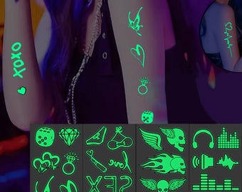Conjunto de 4 tatuajes temporales de calaveras llameantes que brillan en la oscuridad, con diseño de chica sexy, corazón, mariposa, alas de calavera, espectro musical, tatuajes para piernas y brazos, serie WS