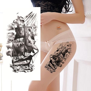 Könnte beinhalten: Schwarz-weiß temporäres Tattoo mit einer detaillierten Illustration eines Segelschiffs auf dem Meer. Das Design zeigt wellenförmige Segel, Wellen und Wolken, die eine dramatische nautische Szene erzeugen.