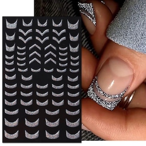 Pode incluir: Autocolantes de nail art com glitter prateado sobre fundo preto. Os autocolantes apresentam vários desenhos curvos e em forma de chevron. Uma imagem de perto mostra uma mão com uma manicure francesa com glitter. Nail art.