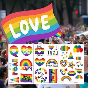 Op de afbeelding: Vel tijdelijke tatoeages met diverse regenboogthema's. Bevat een regenboogvlag met het woord "LOVE", harten, regenbogen en andere symbolen. De tatoeages zijn in levendige kleuren.
