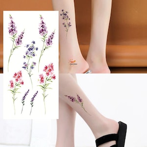 Puede incluir: Tatuajes florales temporales con ramitas de lavanda y otras flores de estilo acuarela en tonos morados y rosas. La imagen muestra los tatuajes aplicados en el tobillo y el brazo, y tambi&eacute;n la hoja de tatuaje.