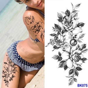 Pu&ograve; includere: Tatuaggio temporaneo in bianco e nero con un grande disegno floreale con rose, foglie e una farfalla. Il tatuaggio &egrave; progettato per essere applicato sul braccio o sulla gamba.