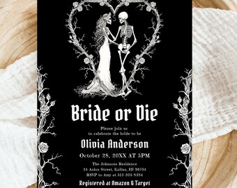 Könnte beinhalten: Schwarz-weiße Hochzeitseinladung mit einem Skelett-Brautpaar in einem herzförmigen Rosenkranz. Der Text lautet "Bride or Die" und enthält den Namen der Braut, Datum, Uhrzeit, Ort, RSVP-Informationen und Registrierungsdetails.