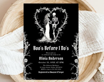 Op de afbeelding: Een zwart-witte huwelijksuitnodiging met een skeletpaar in een hartvormige krans. De tekst luidt "Boo's Before I Do's" en bevat de naam van de bruid, datum, tijd, locatie, RSVP-informatie en registratiegegevens.