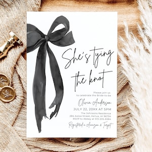 Modello di invito per la festa nuziale "She's Tying the Knot" modificabile, invito minimalista per la festa nuziale con fiocco nero, festa nuziale con nastro nero