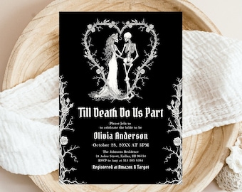 Könnte beinhalten: Schwarz-weiße Hochzeitseinladung mit einem Skelettpaar in einem herzförmigen Rosenkranz. Der Text lautet "Till Death Do Us Part" und enthält den Namen der Braut, das Hochzeitsdatum, die Uhrzeit, den Ort, die RSVP-Informationen und die Registrierungsdetails.