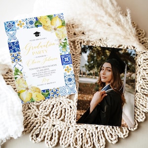 Invitación de graduación con foto editable: limones y azulejos azules italianos. Invitación para fiesta de graduación italiana mediterránea de Positano (clase de 2026 M1).