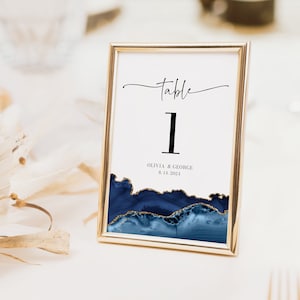 Modello numero tavolo nuziale in agata oro blu navy, carte numeriche tavolo geode oro blu navy, decorazioni per la tavola nuziale in agata blu navy