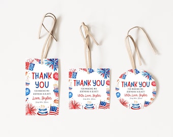 Puede incluir: Tres etiquetas de agradecimiento rojo, blanco y azul con un tema patriótico. Las etiquetas presentan un diseño de acuarela con fuegos artificiales, estrellas y un pastel de cumpleaños. El texto en las etiquetas dice "¡Gracias por hacer de mi cumpleaños una explosión!" con el nombre "Skyler" y la fecha "4 de julio de 20xx".