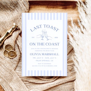 Op de afbeelding: Een blauw-wit gestreepte uitnodigingskaart met de tekst "Last Toast" en "On the Coast" in blauw. De uitnodiging is voor een vrijgezellenweekend ter ere van Olivia Marshall, dat plaatsvindt van 3 tot 5 juli in Palm Springs, Californi&euml;. RSVP-informatie is inbegrepen.