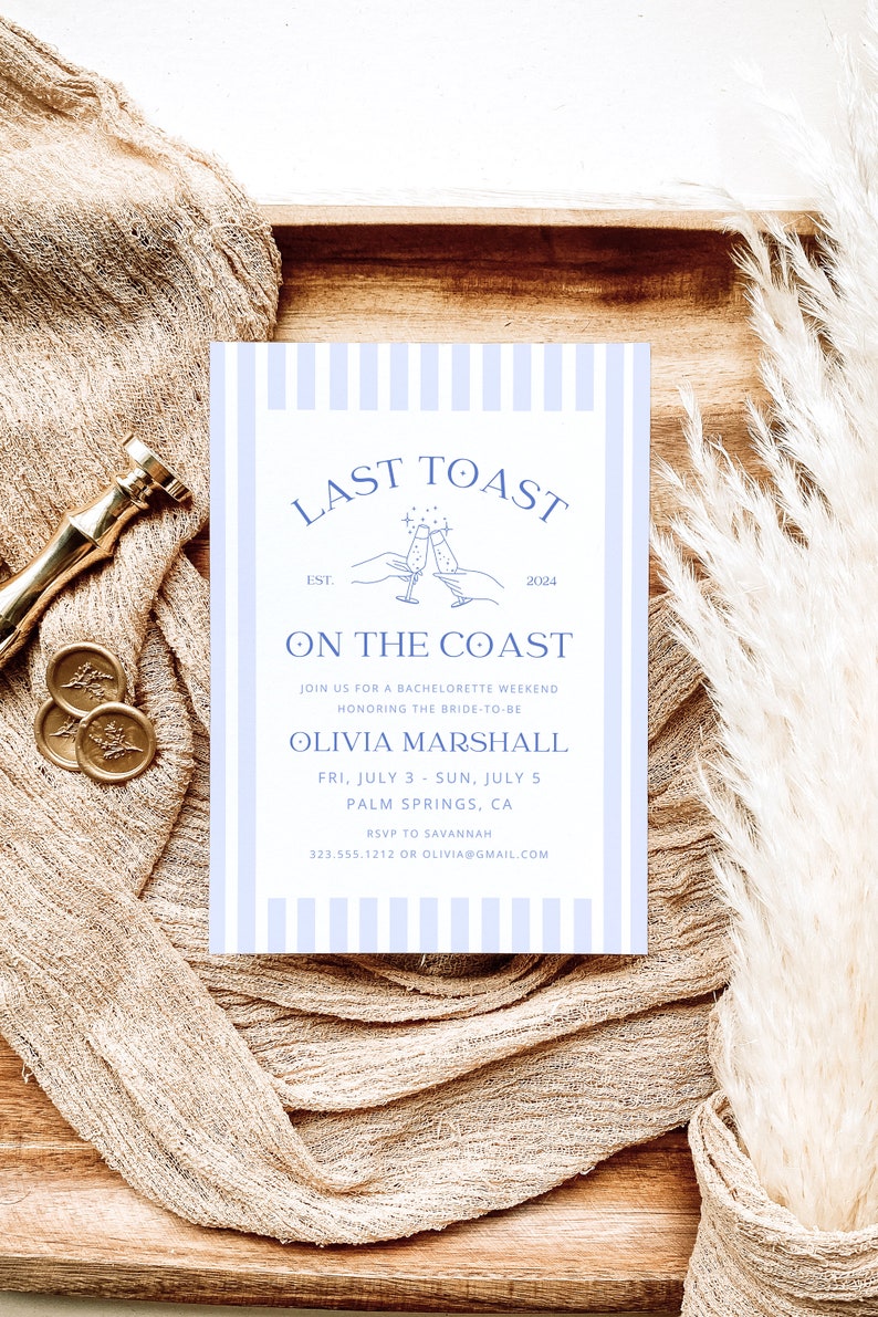 Op de afbeelding: Een blauw-wit gestreepte uitnodigingskaart met de tekst "Last Toast" en "On the Coast" in blauw. De uitnodiging is voor een vrijgezellenweekend ter ere van Olivia Marshall, dat plaatsvindt van 3 tot 5 juli in Palm Springs, Californi&euml;. RSVP-informatie is inbegrepen.