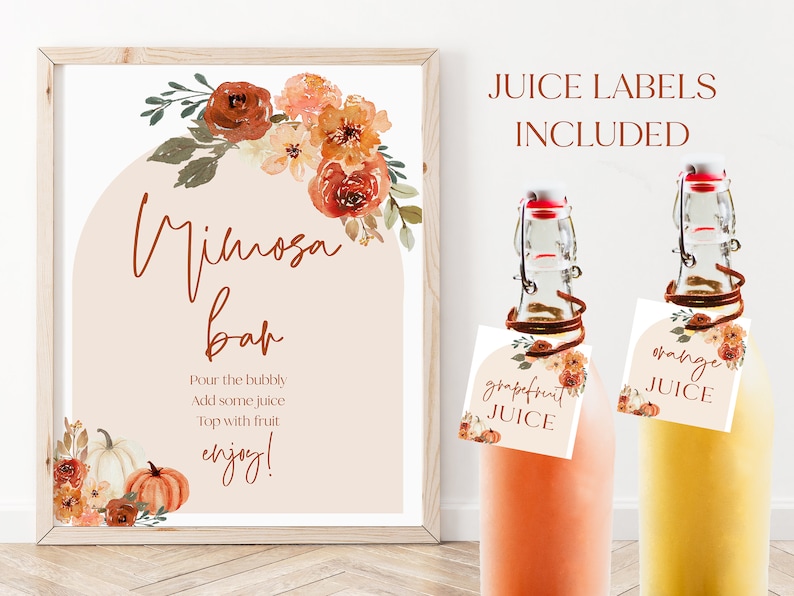 Pu&ograve; includere: Un cartello per un bar Mimosa, con decorazioni floreali e le parole "Mimosa bar". Sono mostrate anche due bottiglie con etichette di succo che dicono "succo di pompelmo" e "succo d'arancia".