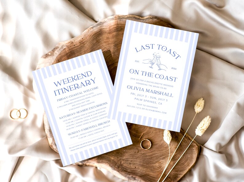 Op de afbeelding: Twee blauw-wit gestreepte kaarten met de tekst "Weekend Itinerary" en "Last Toast on the Coast". De kaarten liggen op een houten oppervlak met een lichtbruine achtergrond.
