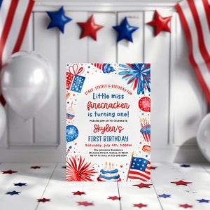 K&ouml;nnte beinhalten: Eine rot-wei&szlig;-blaue Einladung zu einer ersten Geburtstagsfeier. Die Einladung zeigt eine Aquarell-Illustration von Feuerwerk, Cupcakes und einer Torte. Der Text auf der Einladung lautet: "Stars, Stripes & Birthday Fun Little Miss Firecracker is turning one! Please join us to celebrate Skyler's First Birthday Saturday, July 4th, 3:00PM The Johnsons Residence 28 Aclos Street, Kollu 96724 RSVP to Amy at 513-205-8204"