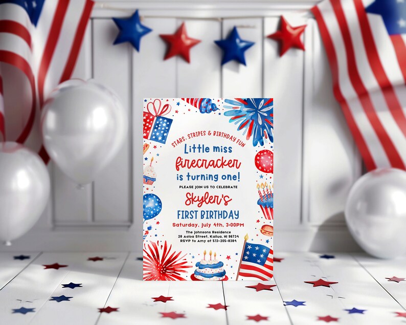 K&ouml;nnte beinhalten: Eine rot-wei&szlig;-blaue Einladung zu einer ersten Geburtstagsfeier. Die Einladung zeigt eine Aquarell-Illustration von Feuerwerk, Cupcakes und einer Torte. Der Text auf der Einladung lautet: "Stars, Stripes & Birthday Fun Little Miss Firecracker is turning one! Please join us to celebrate Skyler's First Birthday Saturday, July 4th, 3:00PM The Johnsons Residence 28 Aclos Street, Kollu 96724 RSVP to Amy at 513-205-8204"