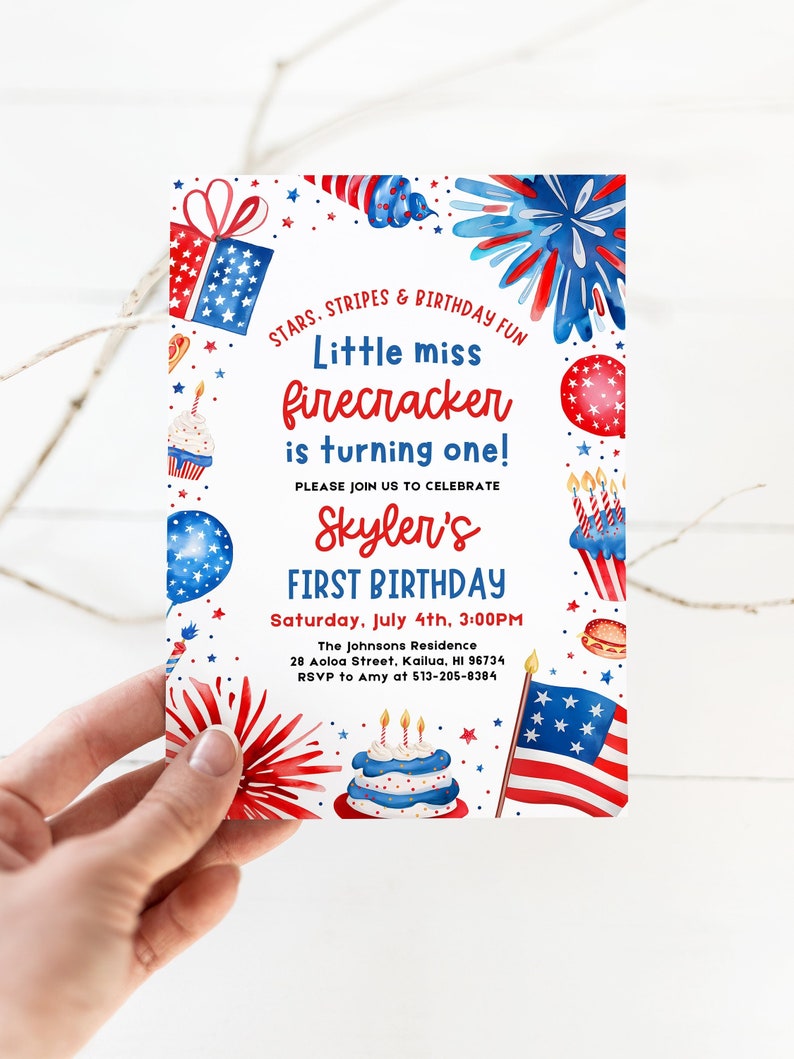 K&ouml;nnte beinhalten: Eine rot-wei&szlig;-blaue Geburtstagseinladung mit Aquarelldesign. Die Einladung lautet "Little miss firecracker is turning one!" und enth&auml;lt Datum, Uhrzeit und Ort der Party. RSVP-Informationen sind ebenfalls enthalten.
