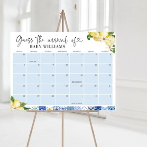 Pu&ograve; includere: Un calendario blu e bianco con limoni e un design floreale. Il calendario &egrave; intitolato "Indovina l'arrivo di Baby Williams" e comprende i mesi di luglio e agosto 20XX.