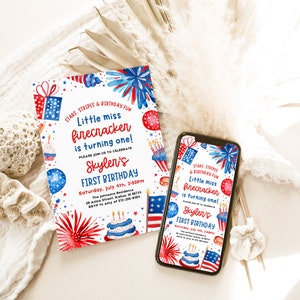 K&ouml;nnte beinhalten: Eine rot-wei&szlig;-blaue Geburtstagseinladung mit einem Aquarelldesign aus Feuerwerk, Sternen und einer Torte. Die Einladung lautet "Little miss firecracker is turning one!" und enth&auml;lt den Namen "Skyler's First Birthday" sowie Datum und Uhrzeit der Party.