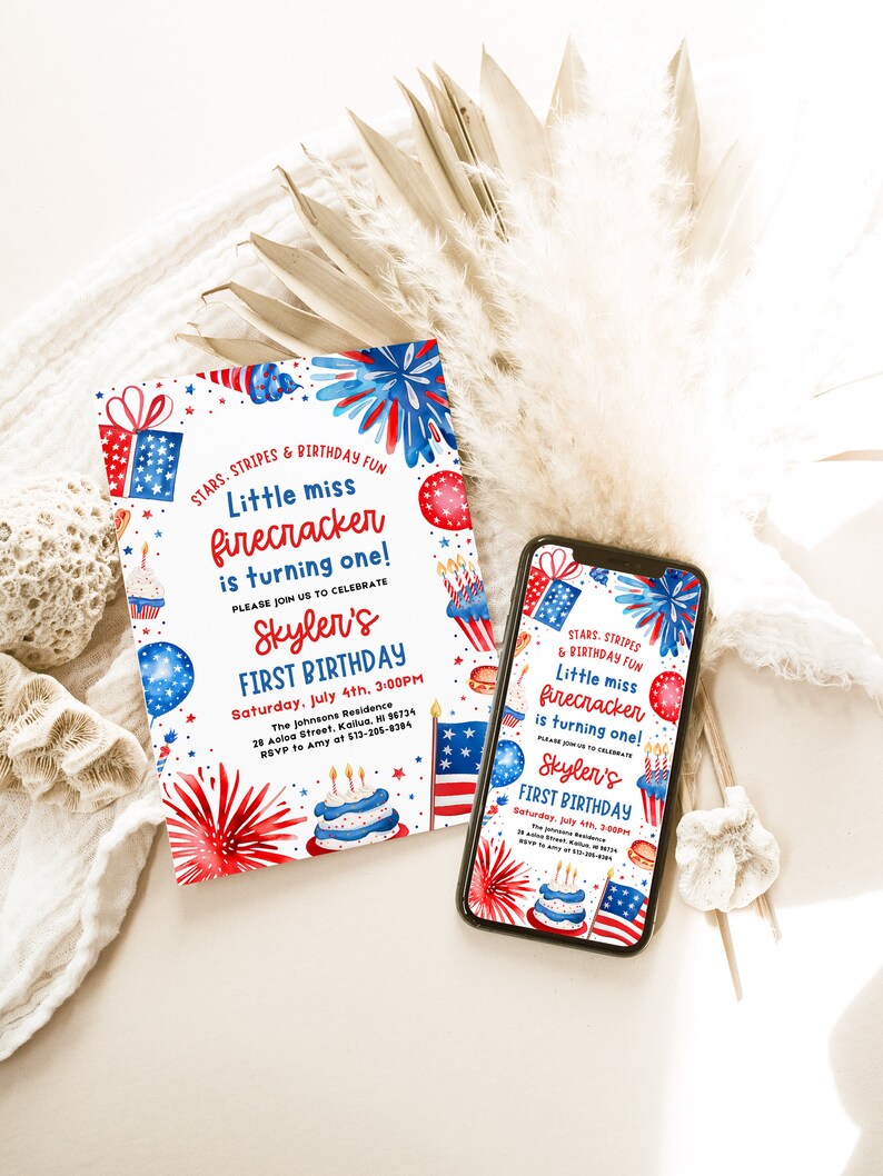 K&ouml;nnte beinhalten: Eine rot-wei&szlig;-blaue Geburtstagseinladung mit einem Aquarelldesign aus Feuerwerk, Sternen und einer Torte. Die Einladung lautet "Little miss firecracker is turning one!" und enth&auml;lt den Namen "Skyler's First Birthday" sowie Datum und Uhrzeit der Party.