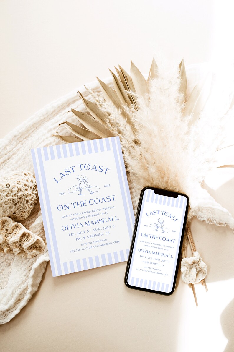 Op de afbeelding: Een blauw-wit gestreepte uitnodiging voor een vrijgezellenfeest met de tekst "Last Toast on the Coast" en de naam van de bruid, Olivia Marshall. De uitnodiging bevat de datum en locatie van het evenement.