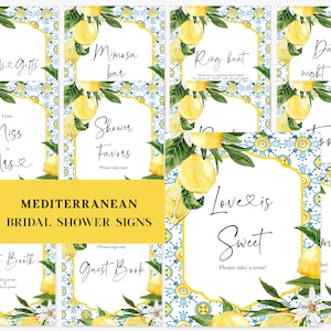 Puede incluir: Trece carteles imprimibles para una despedida de soltera con temática mediterránea. Los carteles presentan limones, hojas verdes y un patrón de azulejos azules y blancos. Los carteles incluyen texto como "Tarjetas y regalos", "Barra de mimosa", "Favores de la ducha", "Fotomatón", "Libro de visitas", "Búsqueda del anillo", "Ideas para la noche de citas", "El amor es dulce", "De soltera a casada", y "Comida".