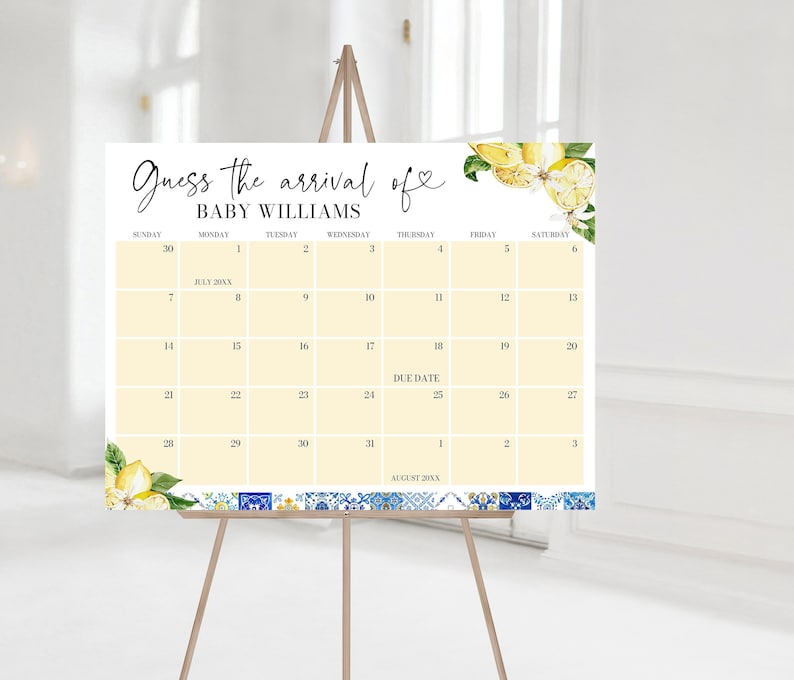 Pu&ograve; includere: Un calendario giallo a tema limone per una festa di nascita. Il calendario &egrave; intitolato "Indovina l'arrivo di Baby Williams" e la data presunta &egrave; segnata. Il calendario &egrave; su un cavalletto di legno.