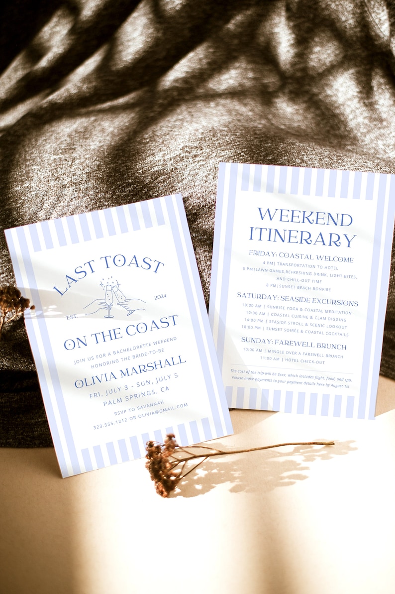 Op de afbeelding: Een blauw-wit gestreepte uitnodiging voor een vrijgezellenweekend met de tekst "Last Toast on the Coast" en de datum "2024". De uitnodiging is voor Olivia Marshall en bevat de data van 3 tot en met 5 juli 2024 in Palm Springs, Californi&euml;. De uitnodiging bevat ook een reisplan voor het weekend, inclusief een kustontvangst, excursies aan de kust en een afscheidsbrunch.