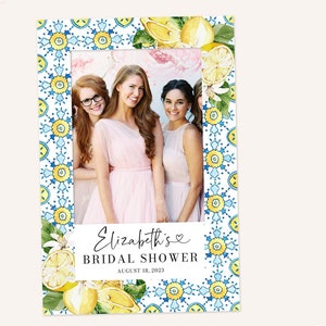 Puede incluir: Una invitación a una despedida de soltera con temática de limón. La invitación presenta una foto de tres mujeres frente a un patrón floral azul y amarillo. El texto de la invitación dice "Elizabeth's Bridal Shower August 18, 2023".