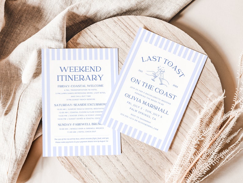 Op de afbeelding: Een kaart met blauwe en witte strepen met de tekst "Weekend Itinerary" en een lijst met activiteiten voor een weekendtrip. De kaart bevat ook een kaart met blauwe en witte strepen met de tekst "Last Toast on the Coast" en de datum "July 3 - July 5, 2023".