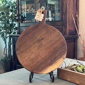Round Charcuterie Board With Handle - Walnut