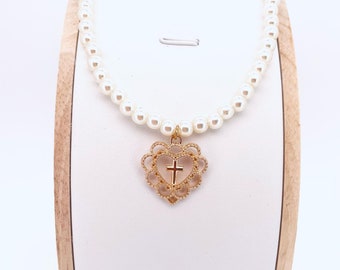 Collier Ras de Cou Femme en Perles avec Pendentif Croix dans un Cœur • Bijou Religieux Chrétien • Cadeau pour Elle