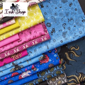 Peut inclure: Une collection de tissus à motifs de différentes couleurs, dont le rose, le bleu et le jaune. Les tissus présentent des motifs fantaisistes tels que des fleurs, des animaux et des formes géométriques. Le logo Ink Shop by Sarah Watts est visible.