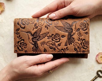 Monedero de cuero marrón hecho a mano con estampado floral y protección RFID.