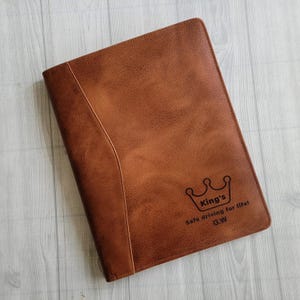 Portafoglio in pelle personalizzato per uomo, portafoglio in pelle con nome e logo personalizzati, portafoglio aziendale con porta tablet, regalo di anniversario per lui