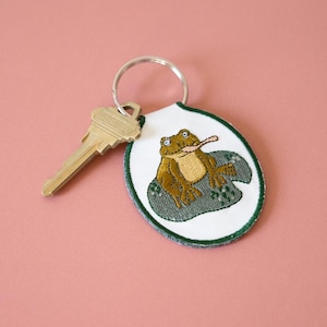 Ideas de regalo bordadas para llaveros o llaves de auto con rana bordada, nenúfar, ribbit, verde, oliva, rosa