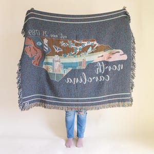 COPERTA CAROLINA DEL NORD, coperta Carolina del Nord, skyline di Raleigh, ispirata allo stato, idee regalo, Cape Hatteras, corniolo, cardinale, monti Appalachi immagine 4