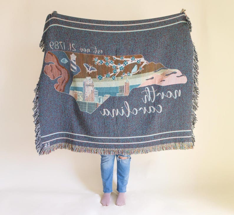 COPERTA CAROLINA DEL NORD, coperta Carolina del Nord, skyline di Raleigh, ispirata allo stato, idee regalo, Cape Hatteras, corniolo, cardinale, monti Appalachi immagine 4