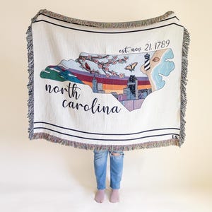 COPERTA CAROLINA DEL NORD, coperta Carolina del Nord, skyline di Raleigh, ispirata allo stato, idee regalo, Cape Hatteras, corniolo, cardinale, monti Appalachi immagine 1