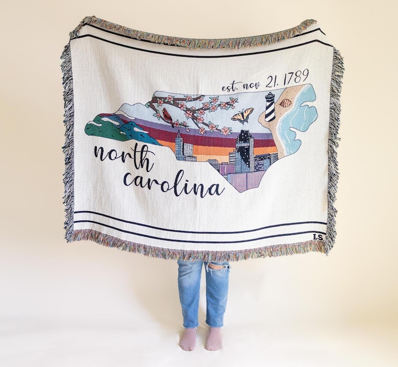 COPERTA CAROLINA DEL NORD, coperta Carolina del Nord, skyline di Raleigh, ispirata allo stato, idee regalo, Cape Hatteras, corniolo, cardinale, monti Appalachi immagine 1