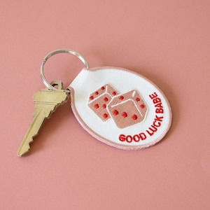 Brelok do kluczy Good Luck Babe Dice z haftem | Pomysły na prezenty z haftem na akcesoria do kluczyków samochodowych, owoce, różowy, zielony