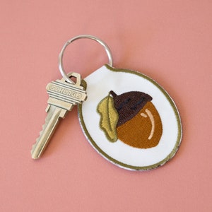 Acorn bestickter Schlüsselanhänger | Eichel Charm, Schlüsselanhänger, Herbst Schlüsselanhänger, Eichel Charm, Schlüsselanhänger