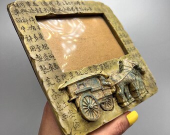 ヴィンテージ中国樹脂フォトフレーム：馬車と書道アート（16 x 16 cm